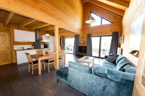 5 Sterne Ferienhaus Tommy mit Kamin, Seeblick und großer Terrasse